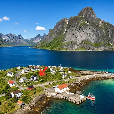 Reine Lofoten Retreat With Stunning Fjord Views